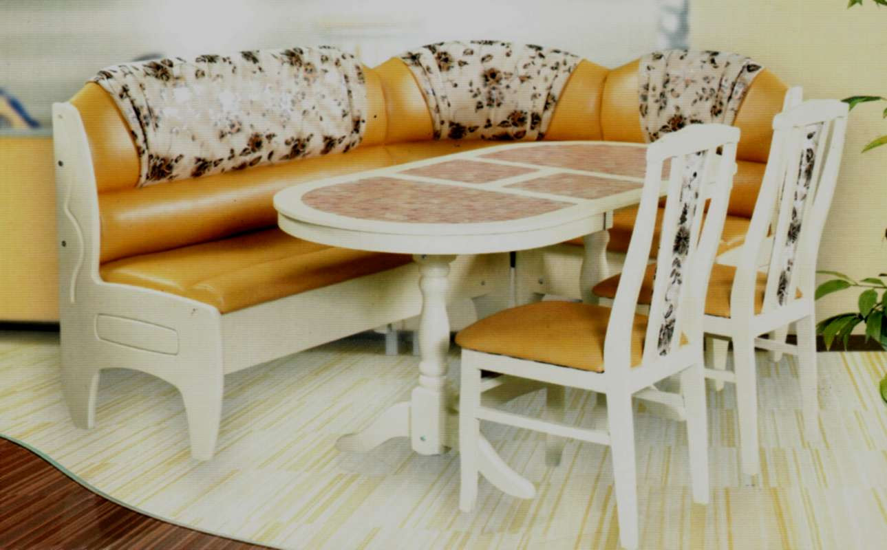 кухонный стол с диваном и стульями